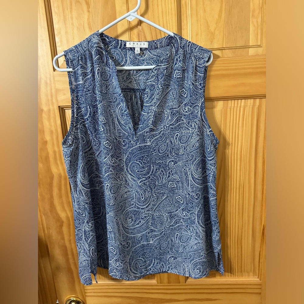 Ladies top size large.. Chaus
